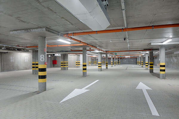 Ile miejsc parkingowych musi zapewnić deweloper? Przepisy i realia inwestycyjne