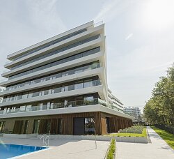 point-img-Kameralny budynek, który powstał w unikatowej lokalizacji w bezpośredniej bliskości plaży oraz lasu.